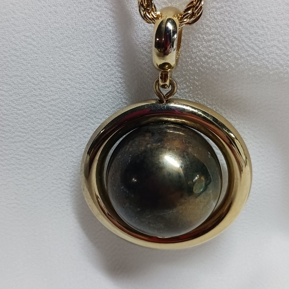 Gold tone necklace with faux pearl  pendant - Picture 3 of 6